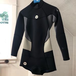 🌊ROXY SHORT WETSUIT SIZE 4 BLACK GREY SILVER